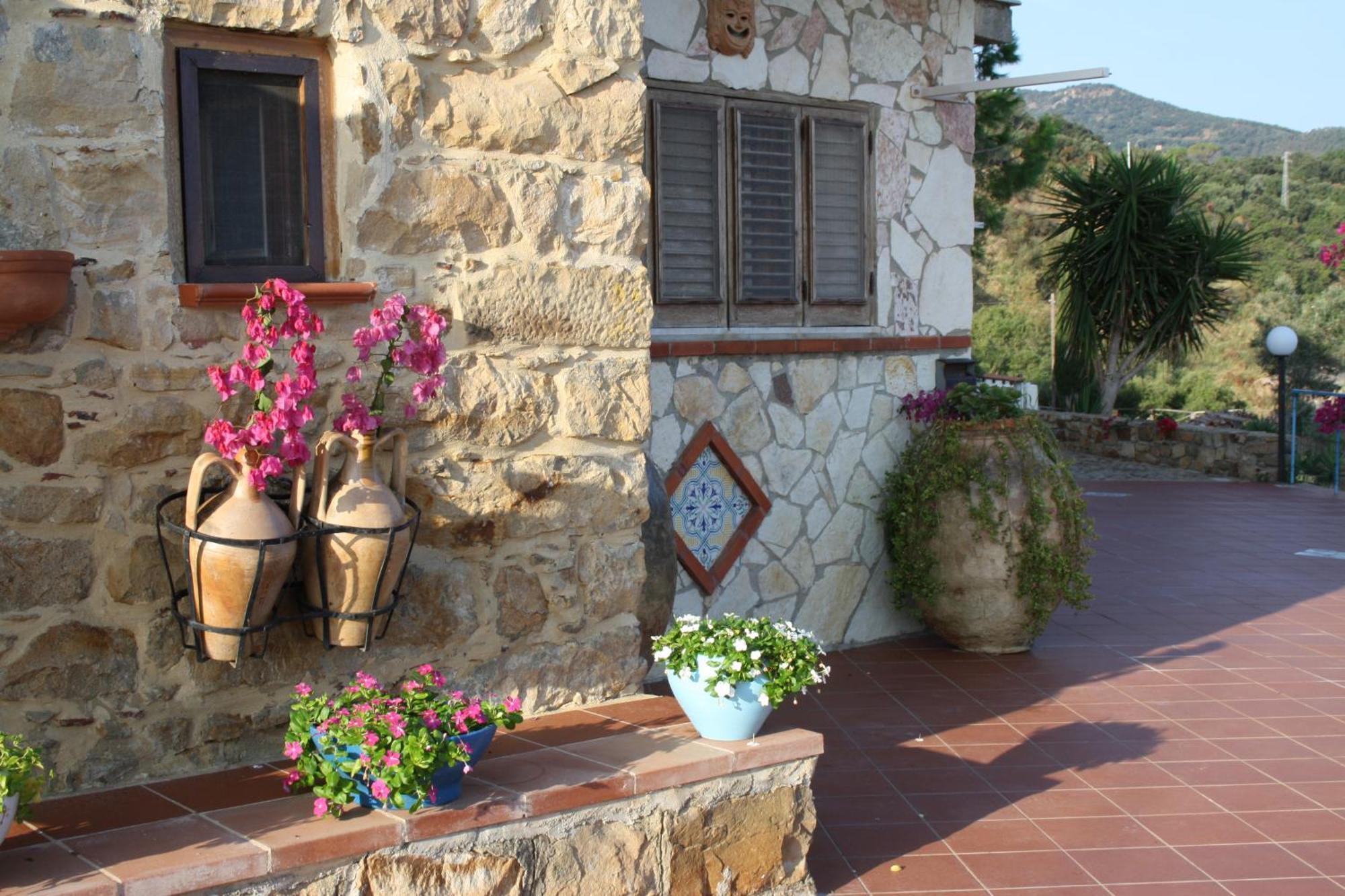 Camere & Case Vacanze Lo Scoglio Castel di Tusa Exterior foto