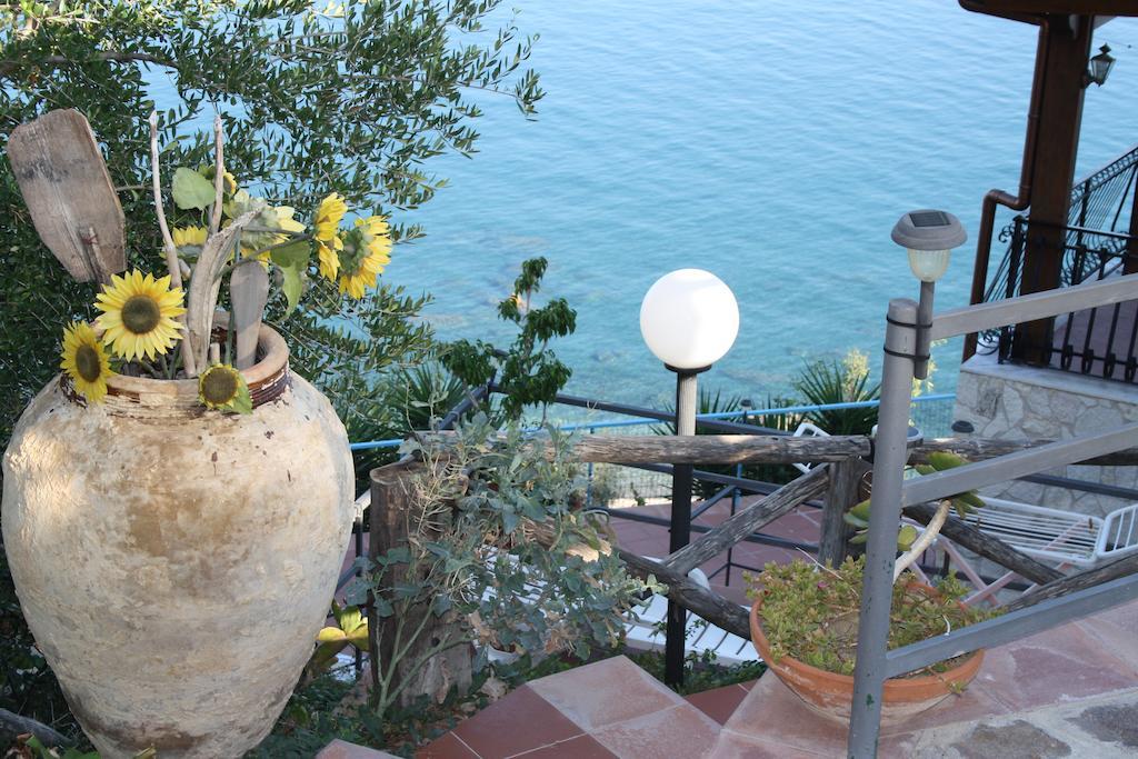 Camere & Case Vacanze Lo Scoglio Castel di Tusa Exterior foto