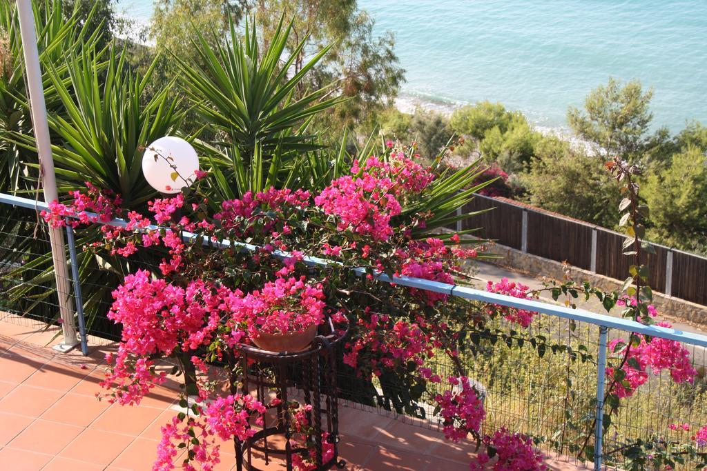Camere & Case Vacanze Lo Scoglio Castel di Tusa Exterior foto