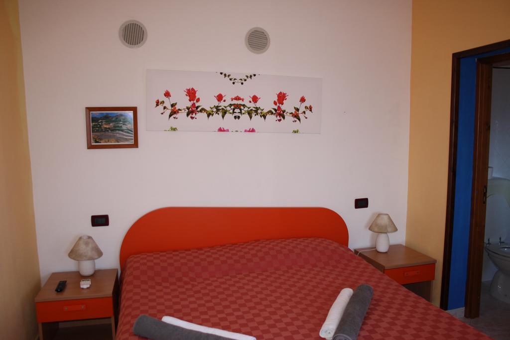 Camere & Case Vacanze Lo Scoglio Castel di Tusa Exterior foto
