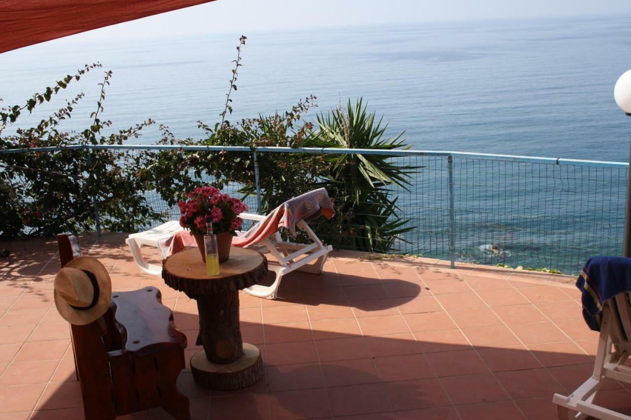 Camere & Case Vacanze Lo Scoglio Castel di Tusa Exterior foto